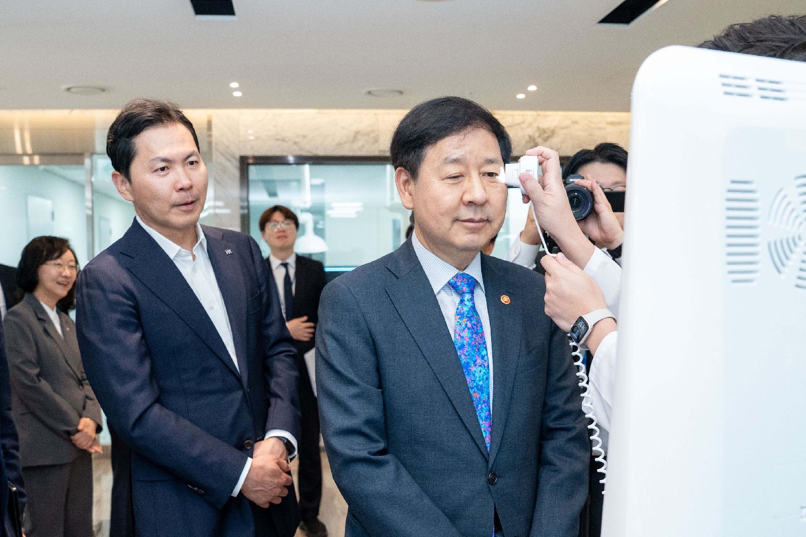 구윤철 부총리, 한국콜마 방문해 K뷰티를 미래산업으로 지목