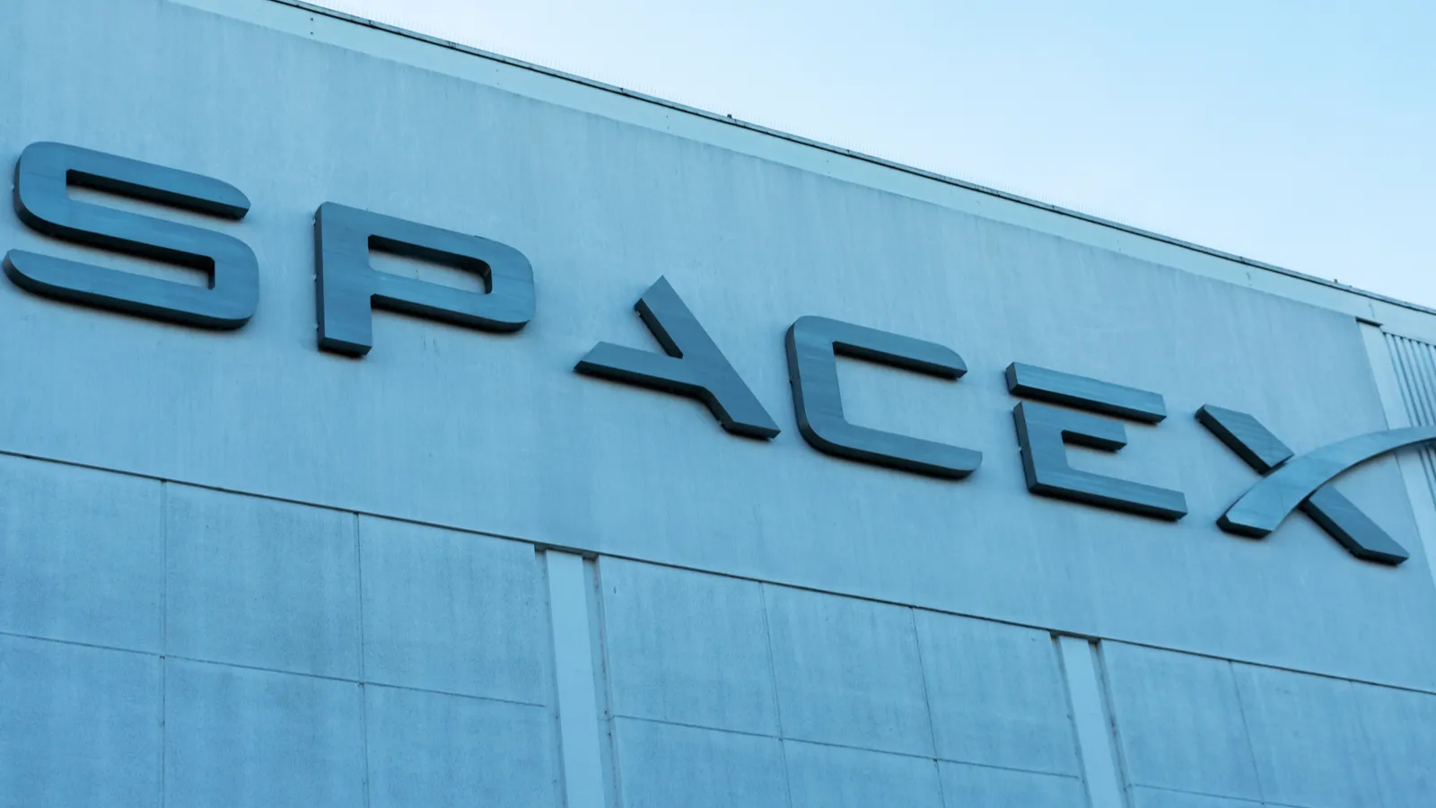 Musk's SpaceX strikes $17B deal to expand deeper into wireless industry ...