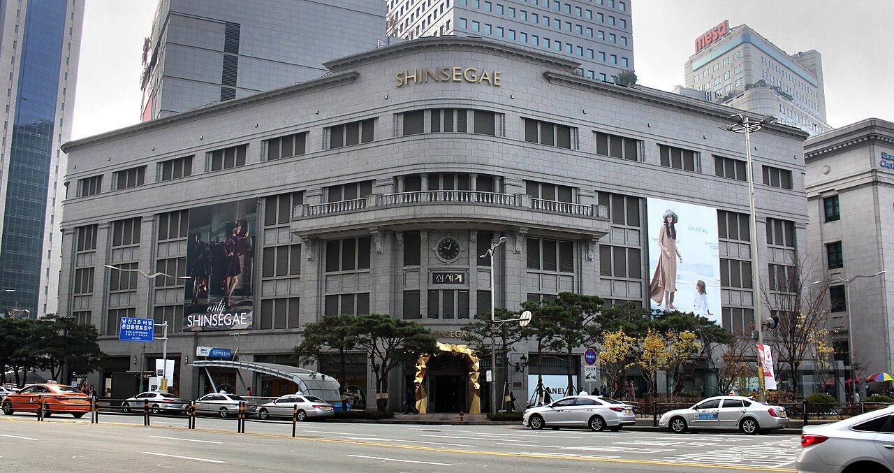File:Shinsegae Department Store in Seoul.jpg - Wikimedia Commons