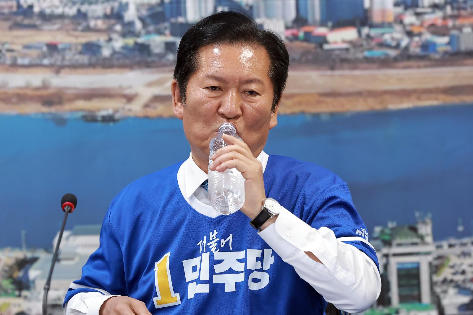 정청래, 후보들에 '스타벅스 출입 자제' 요청·5·18 조롱 처벌법 추진