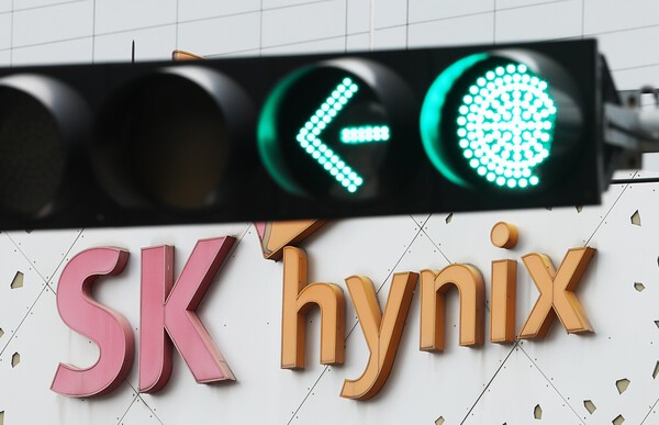SK하이닉스, 1년 반 만에 시총 거의 삼성과 어깨 나란히