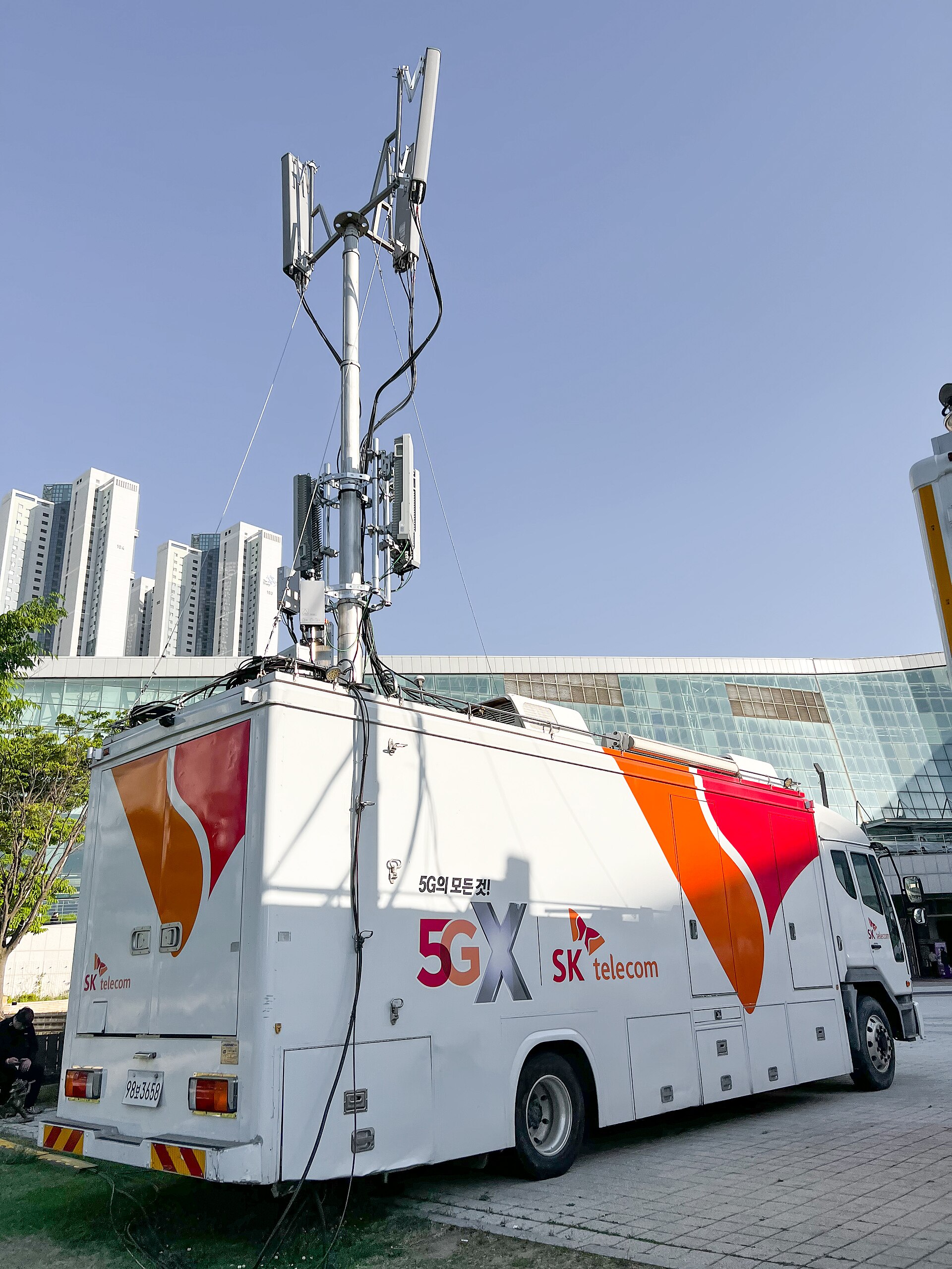 File:Vehicle-mounted mobile phone base station (SK Telecom).jpg - Wikimedia  Commons