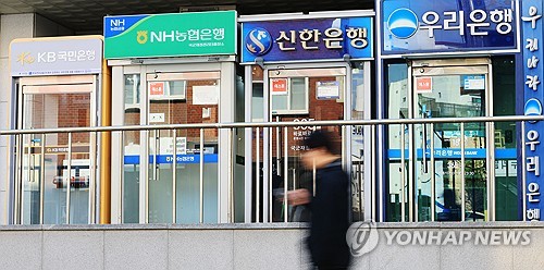 저소득층 이자 부담 커지고 2030 월세 압박