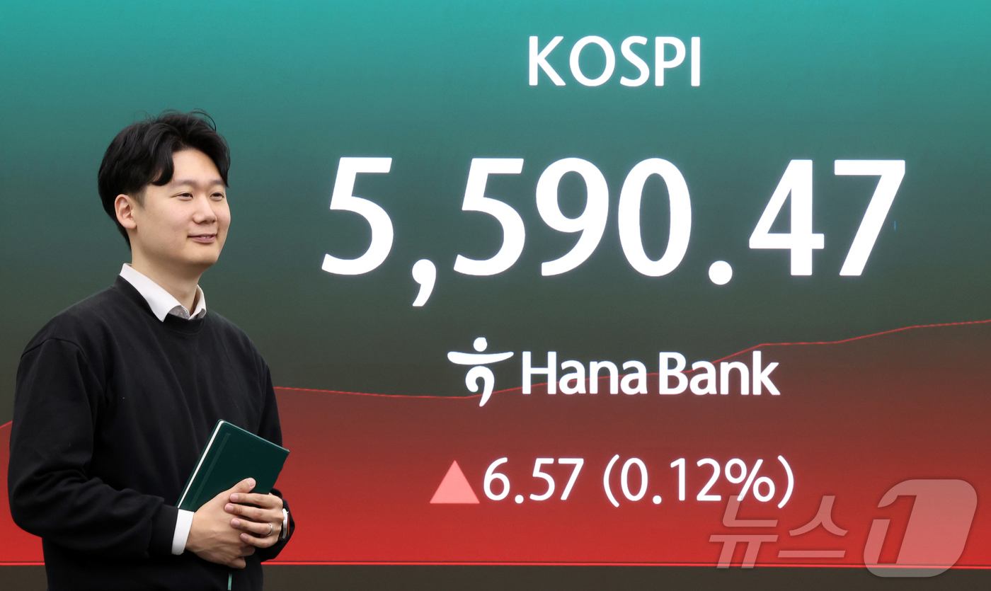 삼성전자 295,500원·SK하이닉스 1,911,000원 급락에 개인 1조8,000억 매수