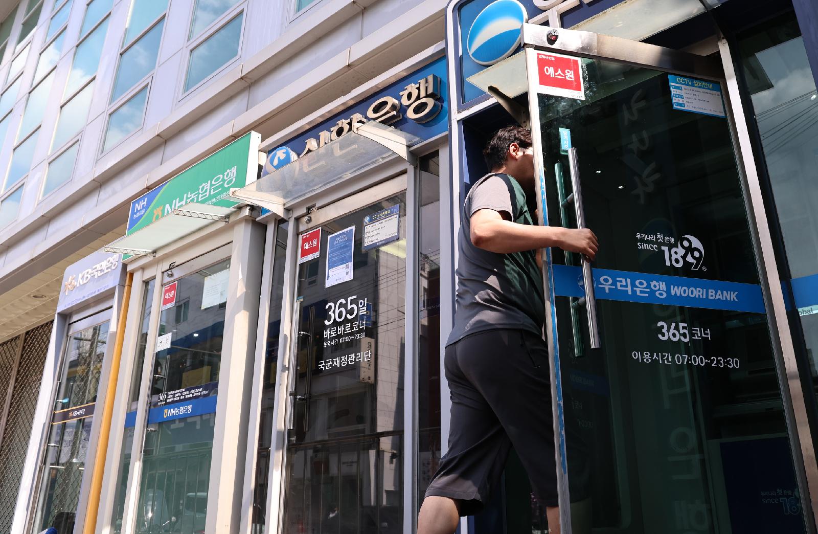 은행 예금금리 3%대 회복, 정기예금 4조 증가