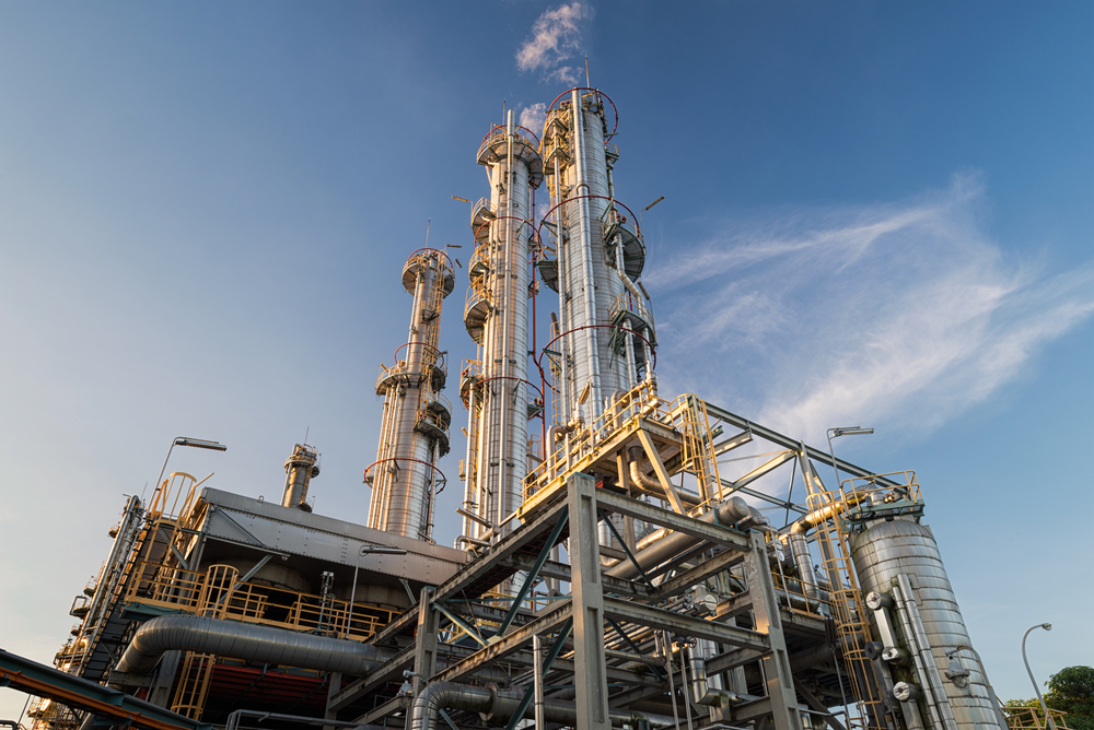 Distillation Columns Used in Crude Oil Refining • Honiron Manufacturing