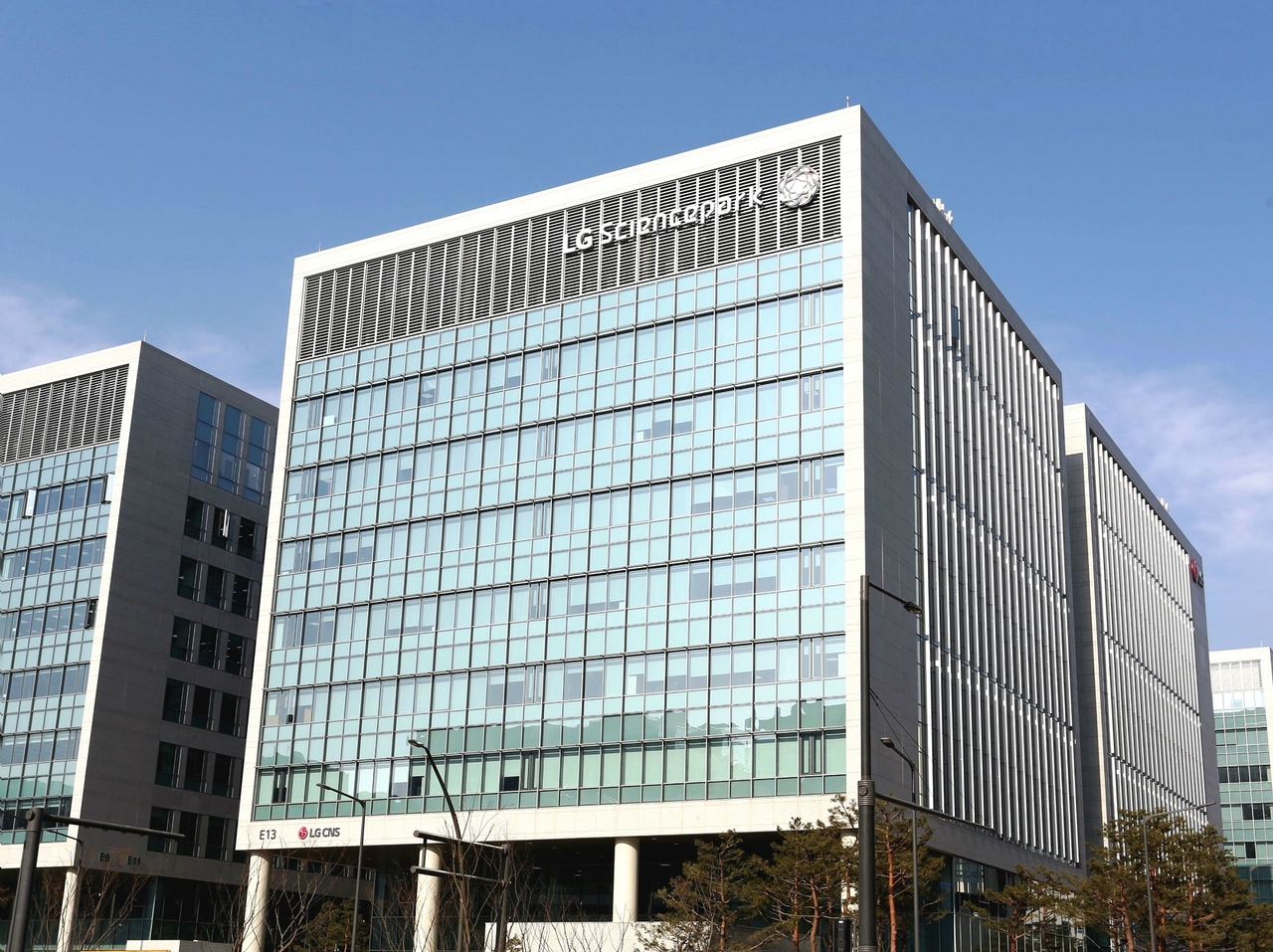 맥쿼리(크리스탈코리아)가 2026-01-28에 LG CNS 잔여 지분을 블록딜로 처분한 사실을 연상시키는 기업 로고·뉴스 이미지