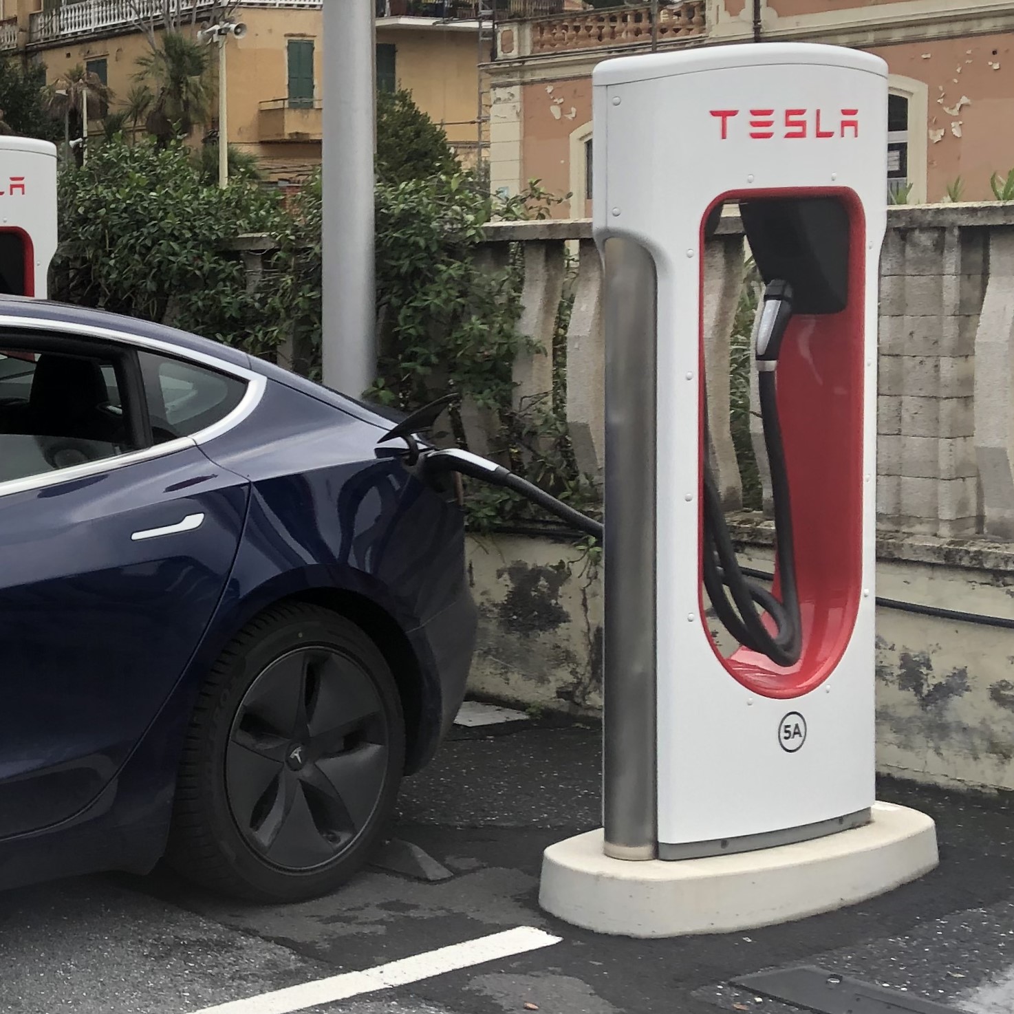 Charging station - Wikipedia