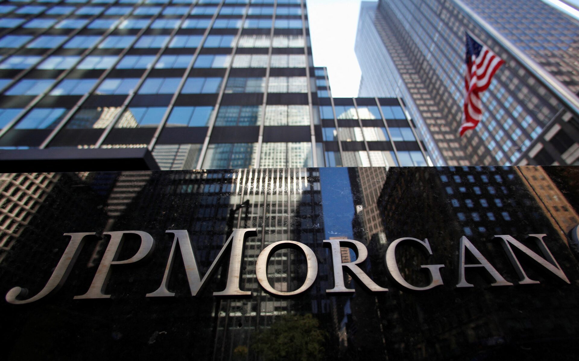 JPMorgan Chase hires two senior bankers to bolster consumer and retail  investment team | Reuters
