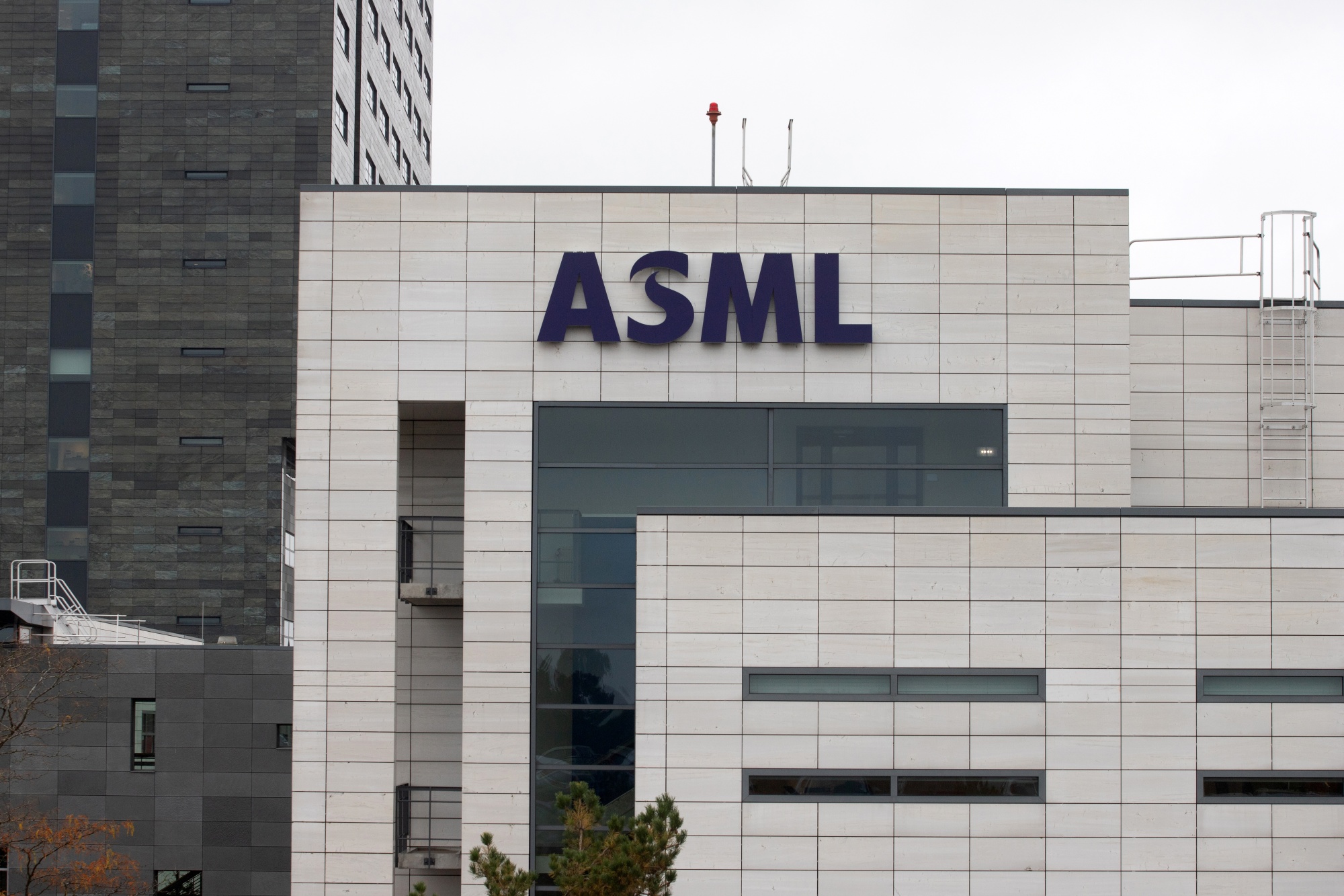 ASML (ASML NA) Ships First High-NA Extreme Ultraviolet System to Intel ...