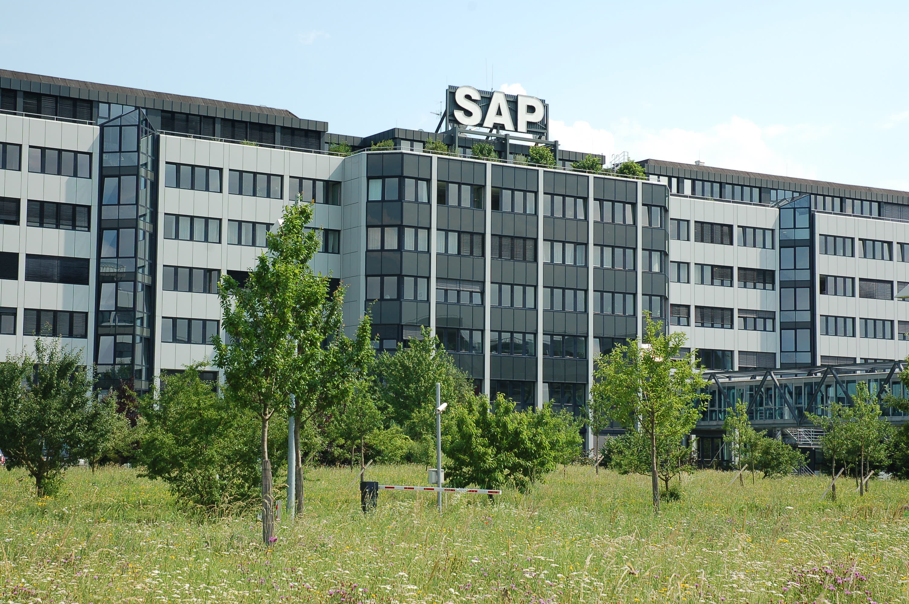 SAP 본사 건물을 보여줌으로써 회사의 실체를 시각적으로 전달