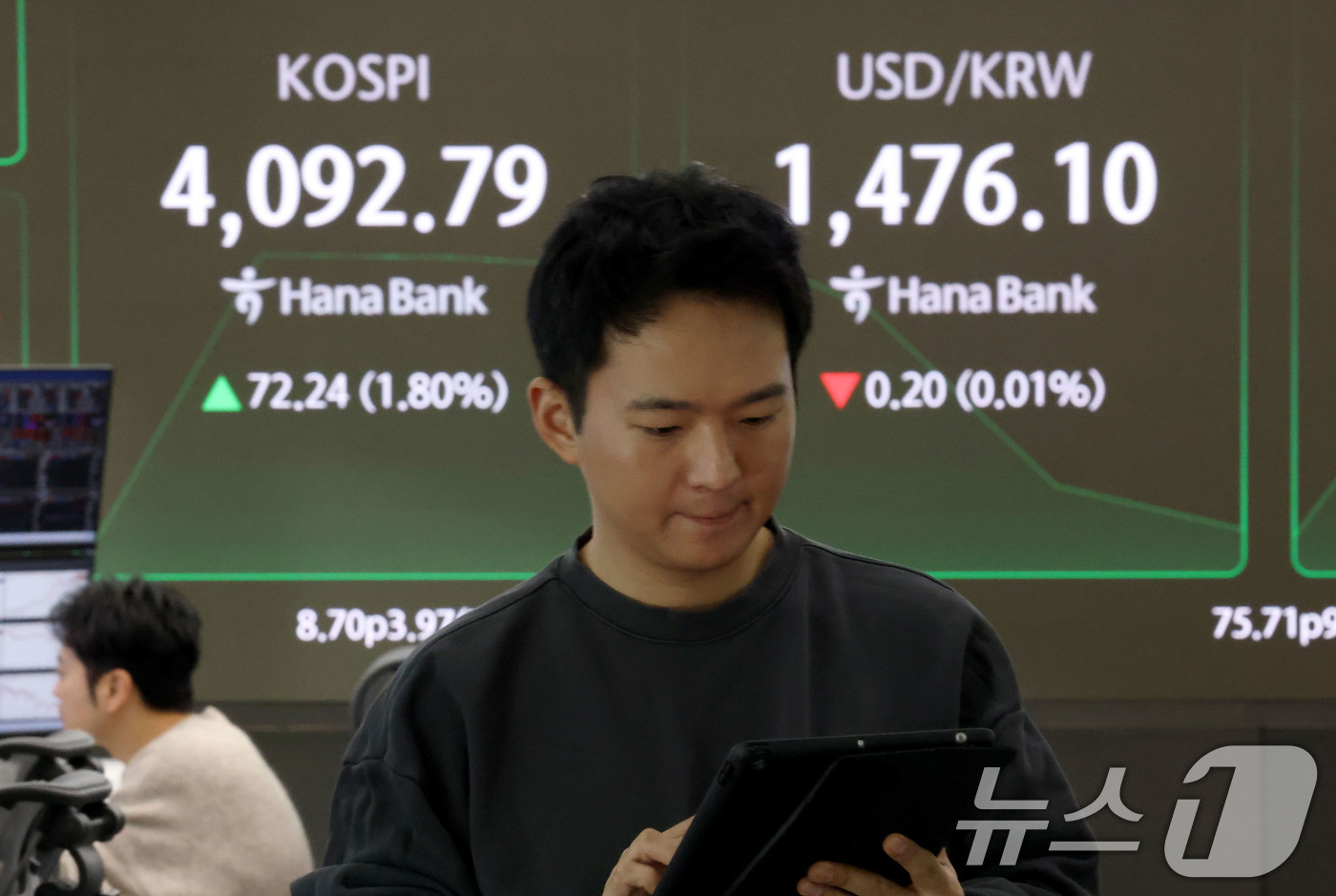 삼성전자 장중 13.38% 급등에 코스피 8,400선 회복