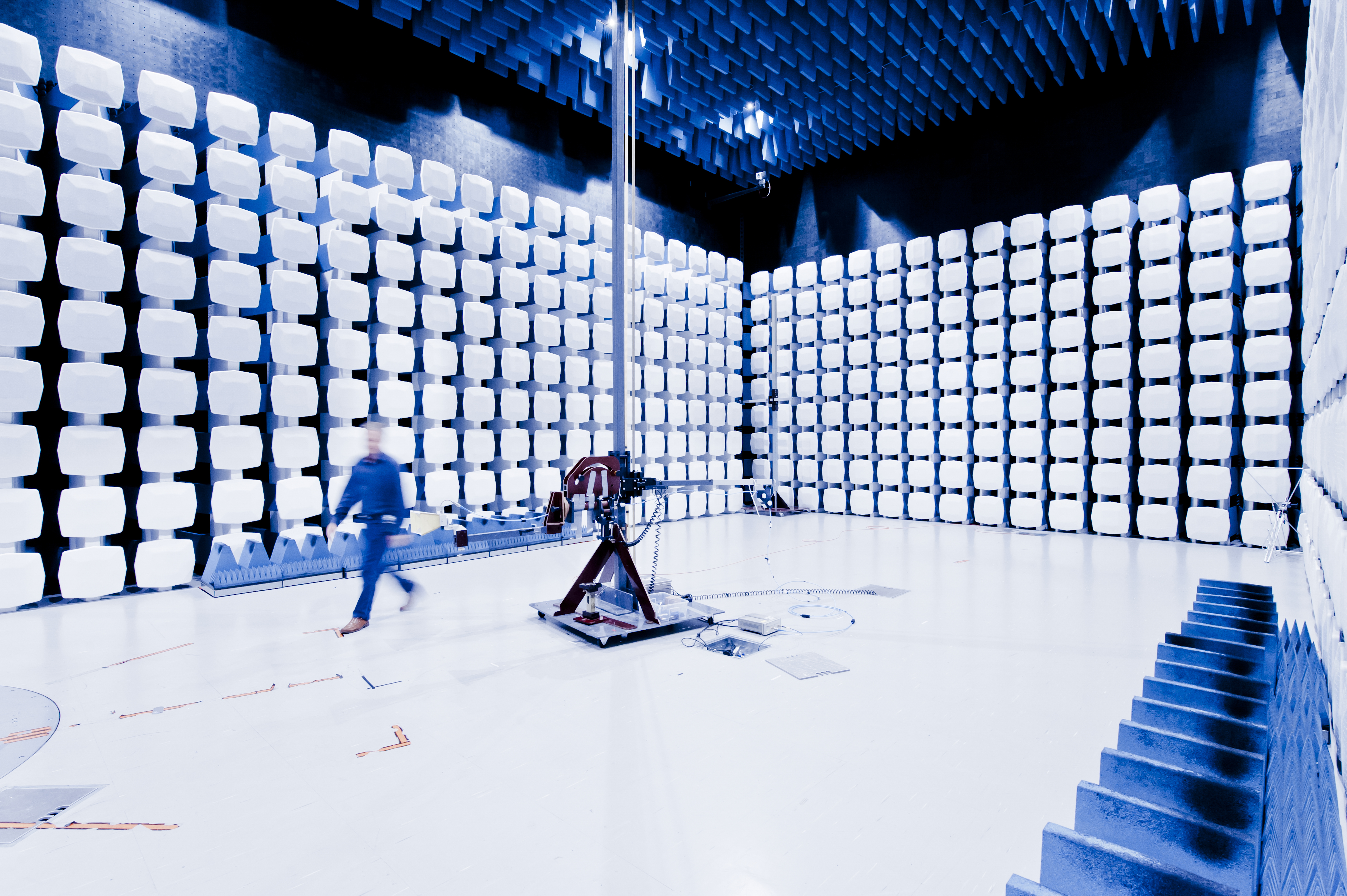 File:Anechoic chamber for EMC testing (Electromagnetic Compatibility) Nemko Norway.jpg -