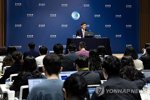 한국은행 5월 금통위 앞두고 0.25%포인트 인상 vs 동결 관측