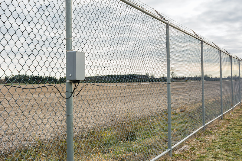 File:Fence-mounted perimeter intrusion detection system.jpg - Wikimedia Commons