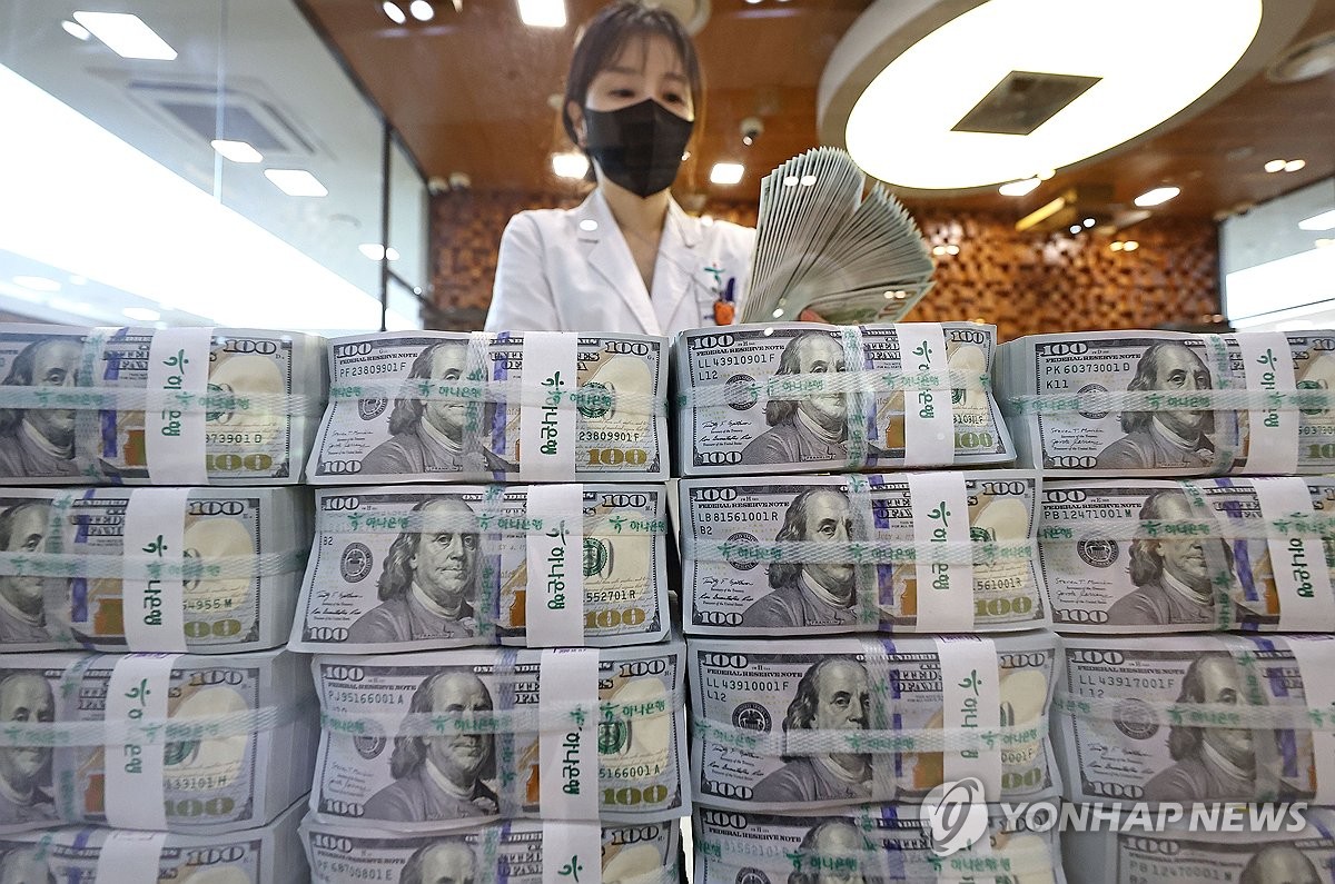 달러-원 1,544.10원까지 급등, 코스피 동반 하락
