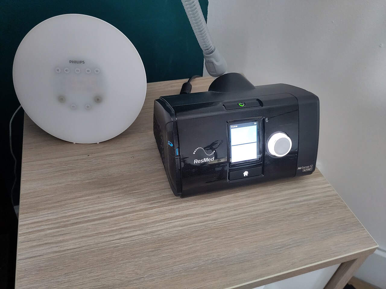 File:CPAP device on a nightstand.jpg - Wikipedia
