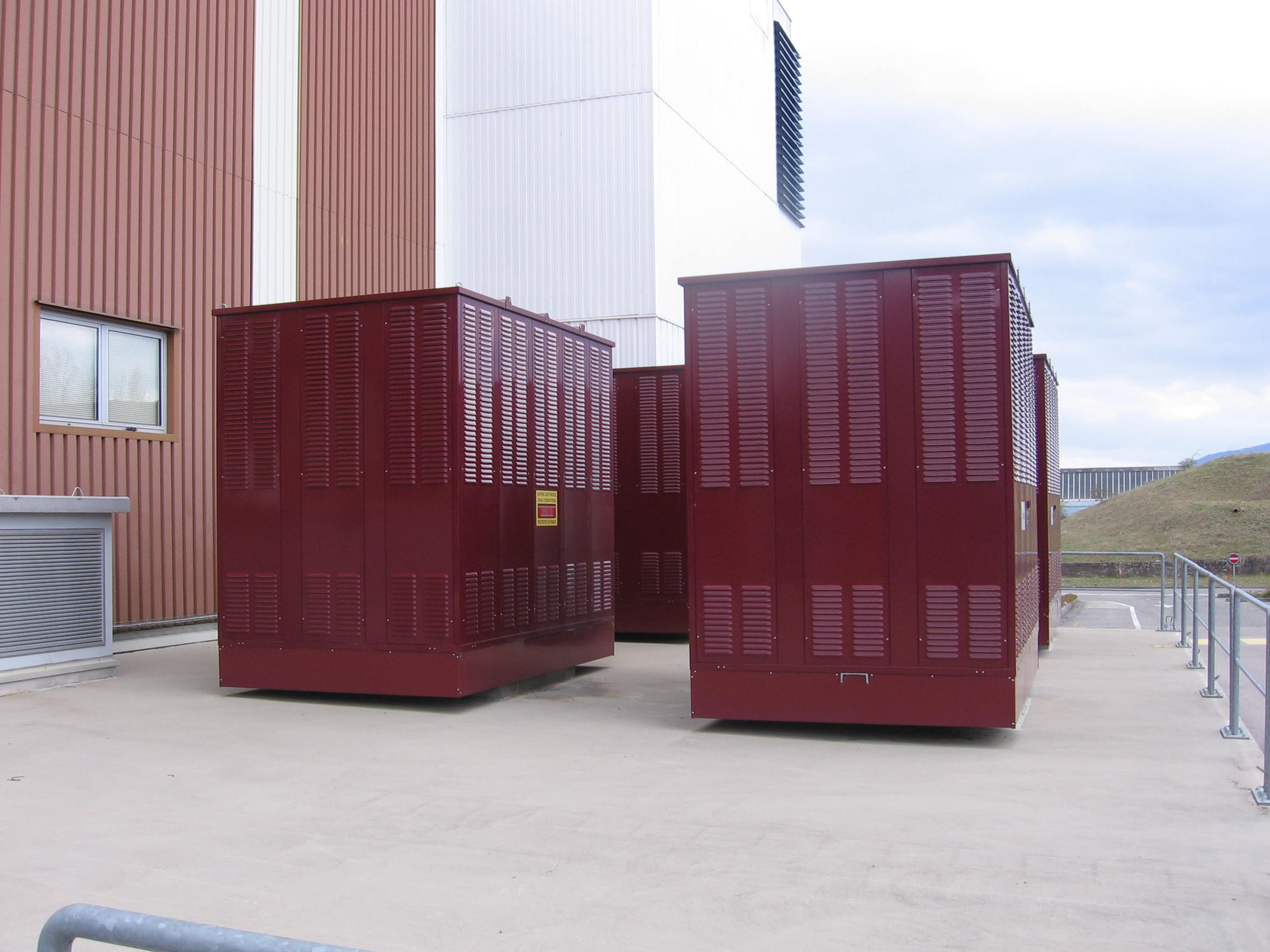 Pad-mounted transformer - Wikipedia