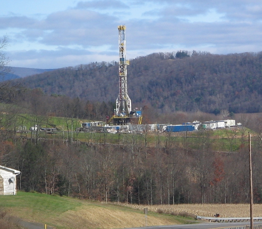 File:Marcellus Shale Gas Drilling Tower 1 crop.jpg - Wikimedia Commons