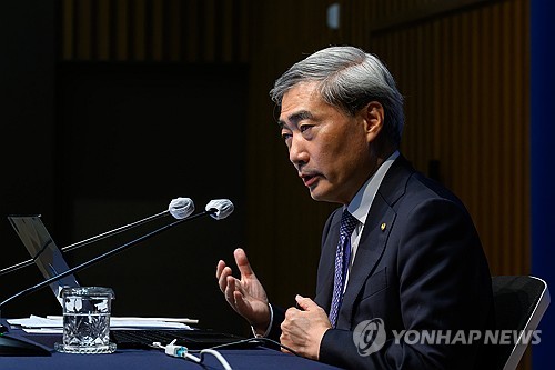 한은, 성장률 2.6%로 상향하고 하반기 금리 인상 신호