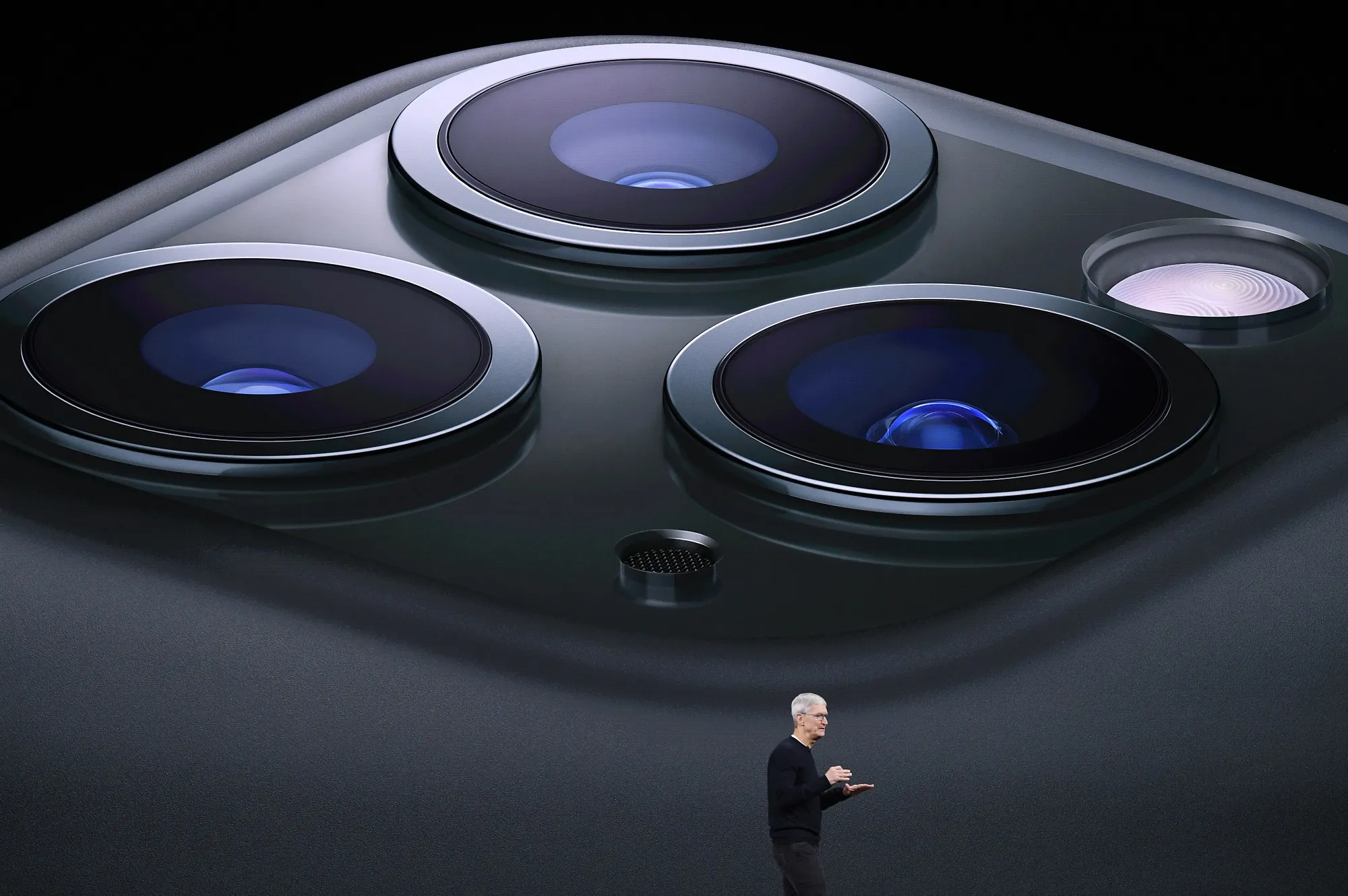 Apple iPhone 11 (AAPL): Cameras, New Pro Hope to Boost Sales - Bloomberg