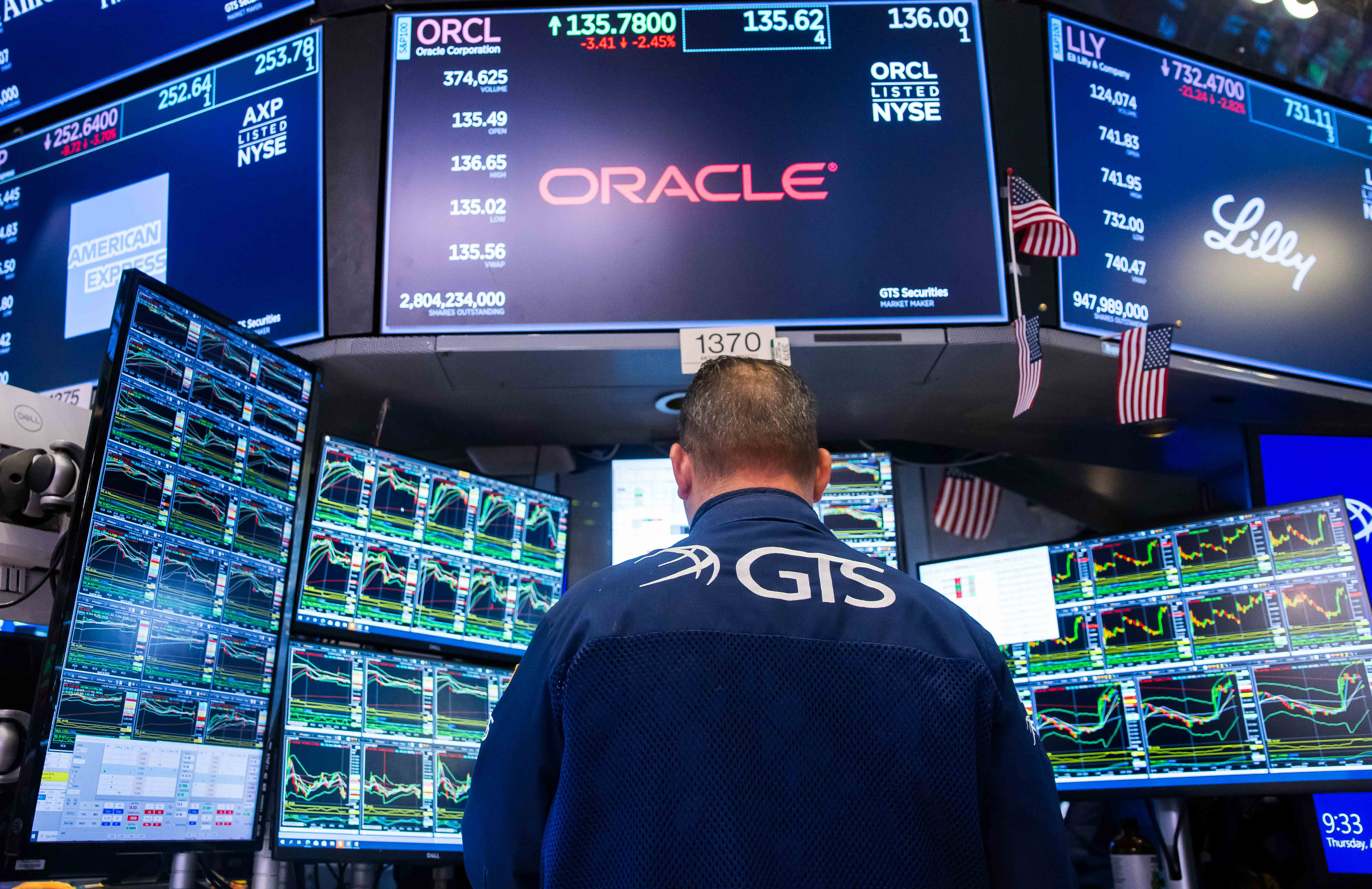 Oracle stock spikes as strong Q3 earnings ease AI buildout concerns