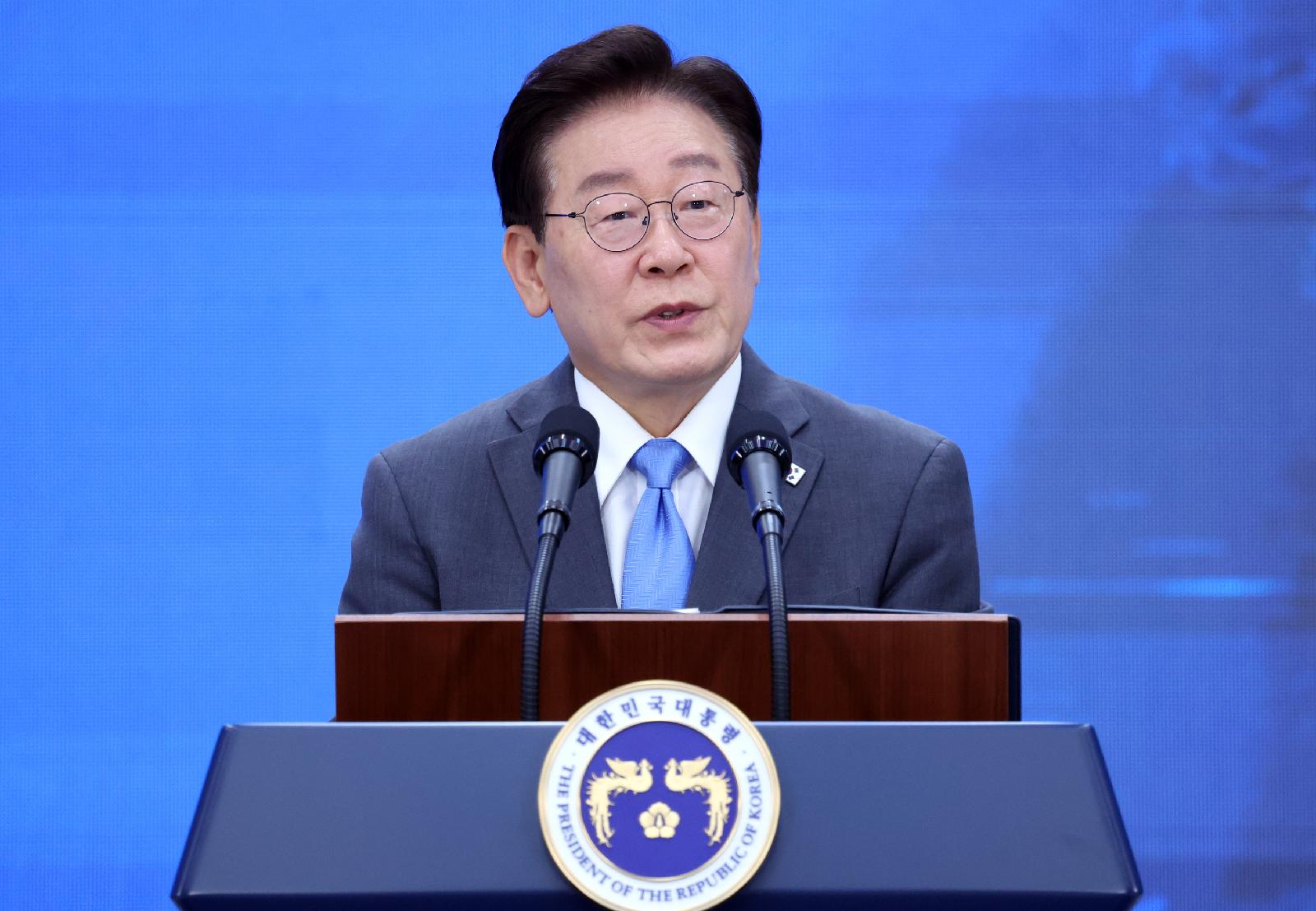 이 대통령, 3대 메가 프로젝트 방어 발언에 지지율 54% 선언