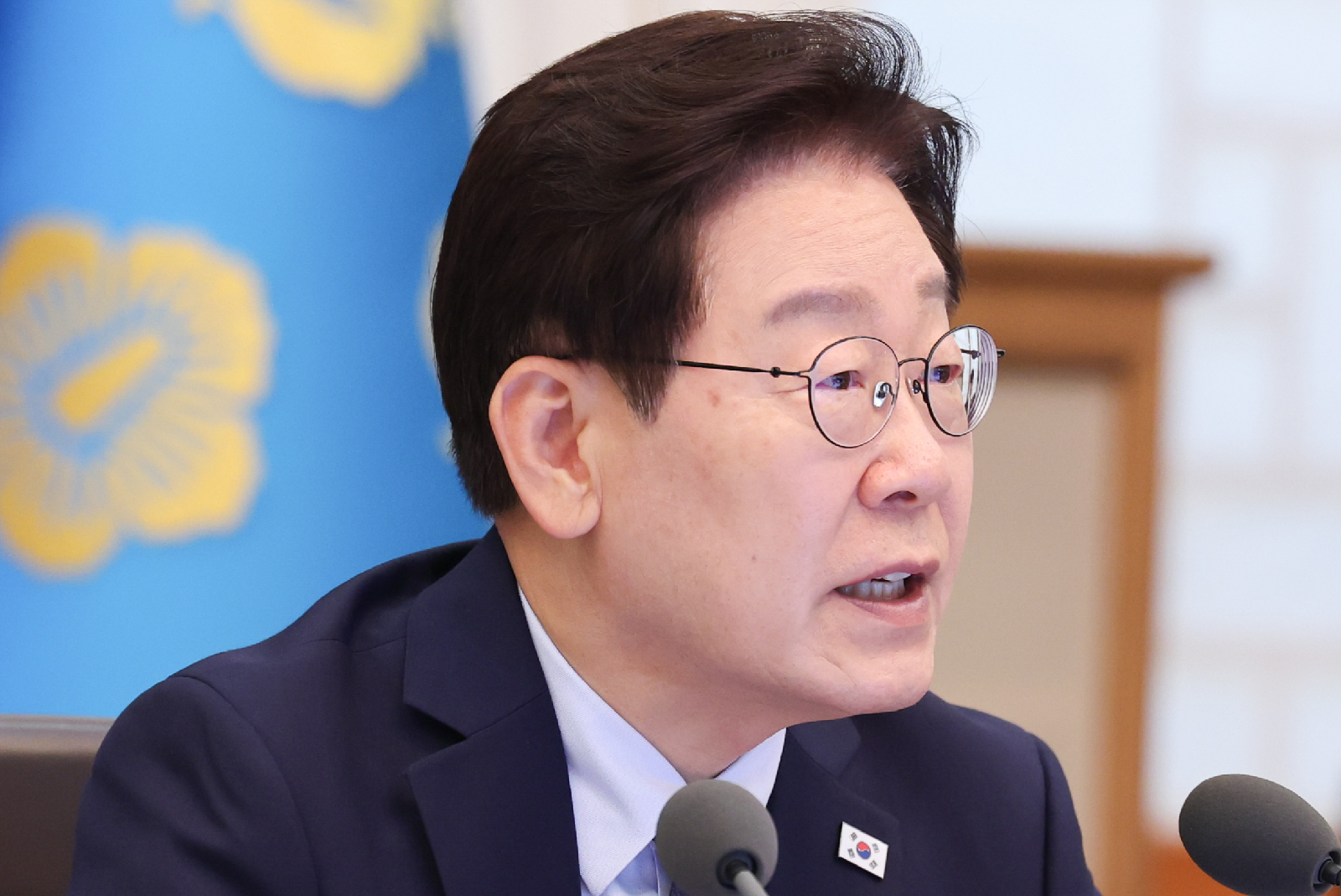 코스피 8,788.38 사상 최고 마감, 코스닥 1,050선 하락
