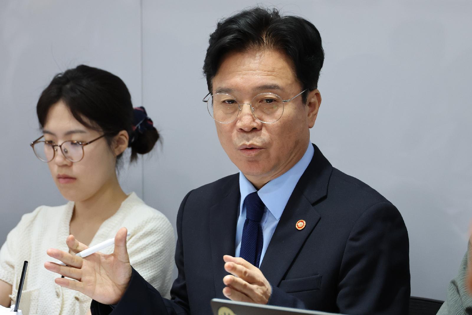 김영훈 장관, 삼성전자 초과이익 재분배 사회적 논의 착수