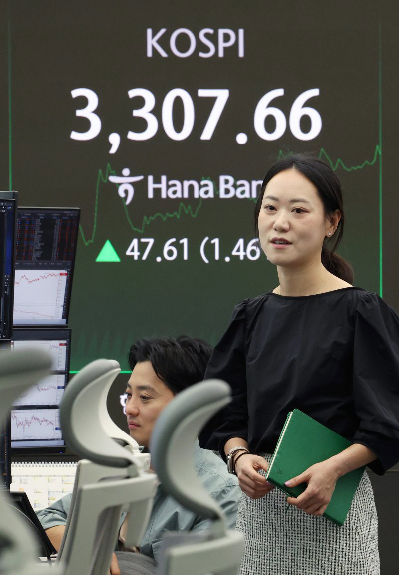 코스피, 종가 기준 첫 8800선 돌파…외국인 18거래일 연속 순매도