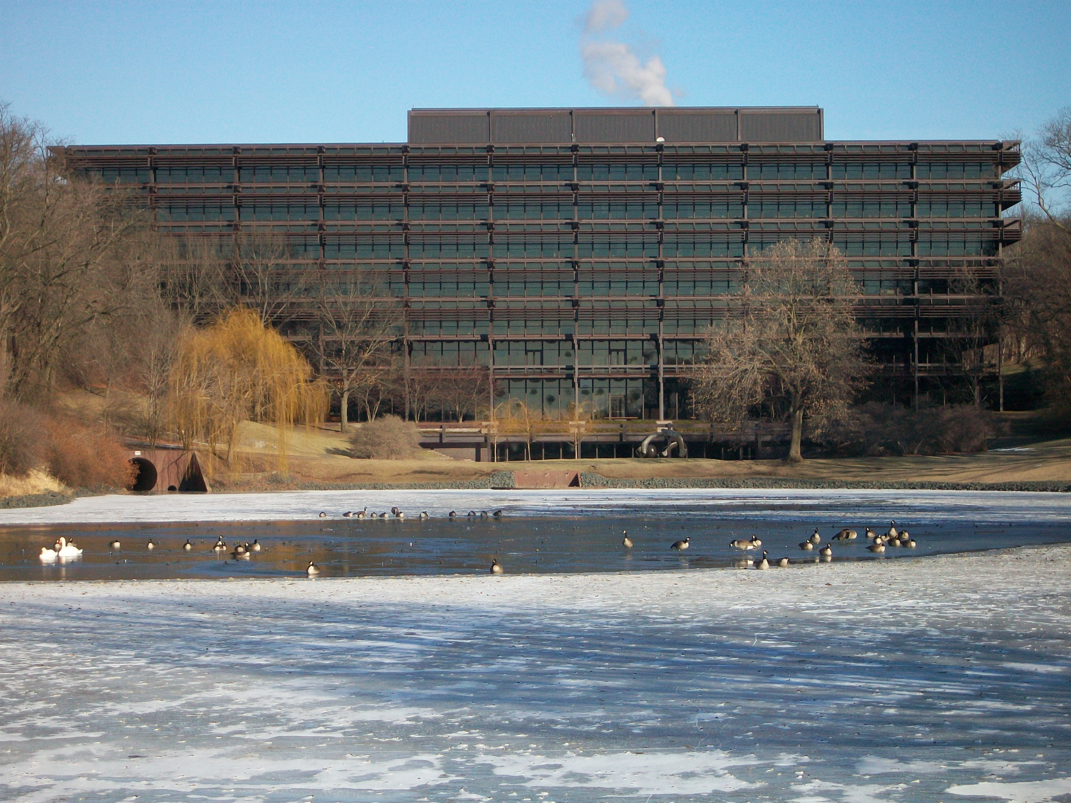 File:Deere & Company World Headquarters.jpg - Wikimedia Commons