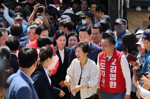박근혜 전 대통령, 충청 방문해 국민의힘 지원 유세 재개